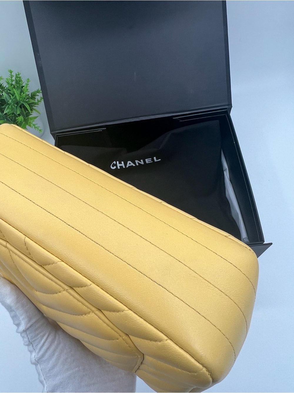 Chanel Chevron Quilted Lambskin Shoulder Bag in Yellow 🔥 - Picture 5 of 8
